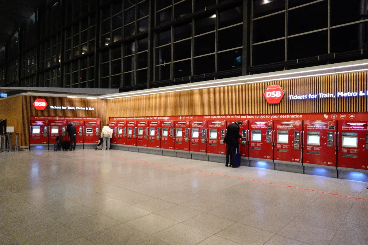 コペンハーゲン空港内のDSBチケット券売機「Tickets for Train, Metro」と表示された赤い機械 2026年撮影