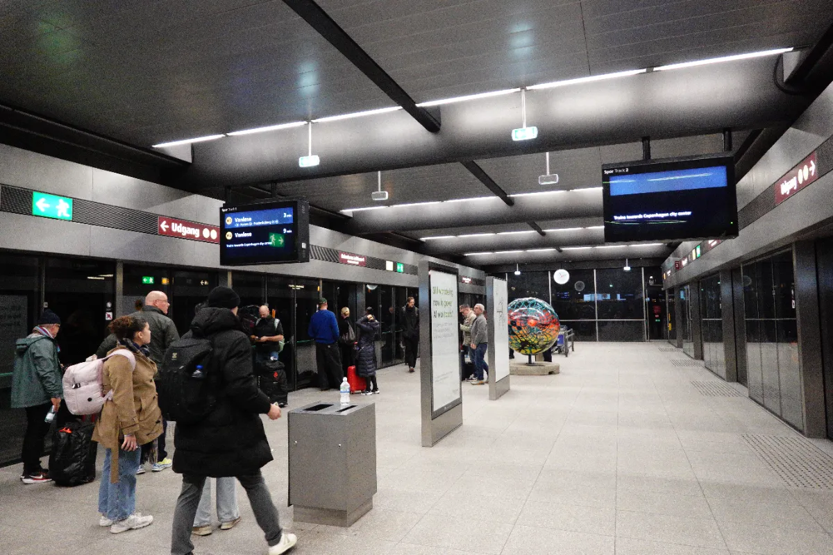 コペンハーゲン空港内の出口案内表示「Udgang」とヴァンルーセ方面への案内 2026年撮影