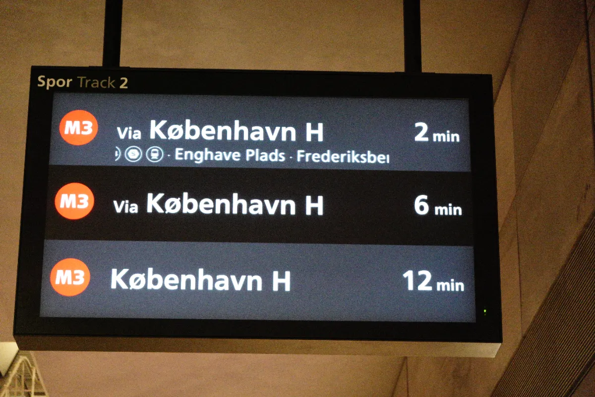 コペンハーゲン空港メトロ2番線ホーム電光掲示板「Spor Track 2」M3 via København H 2分 6分 12分 表示 2026年撮影