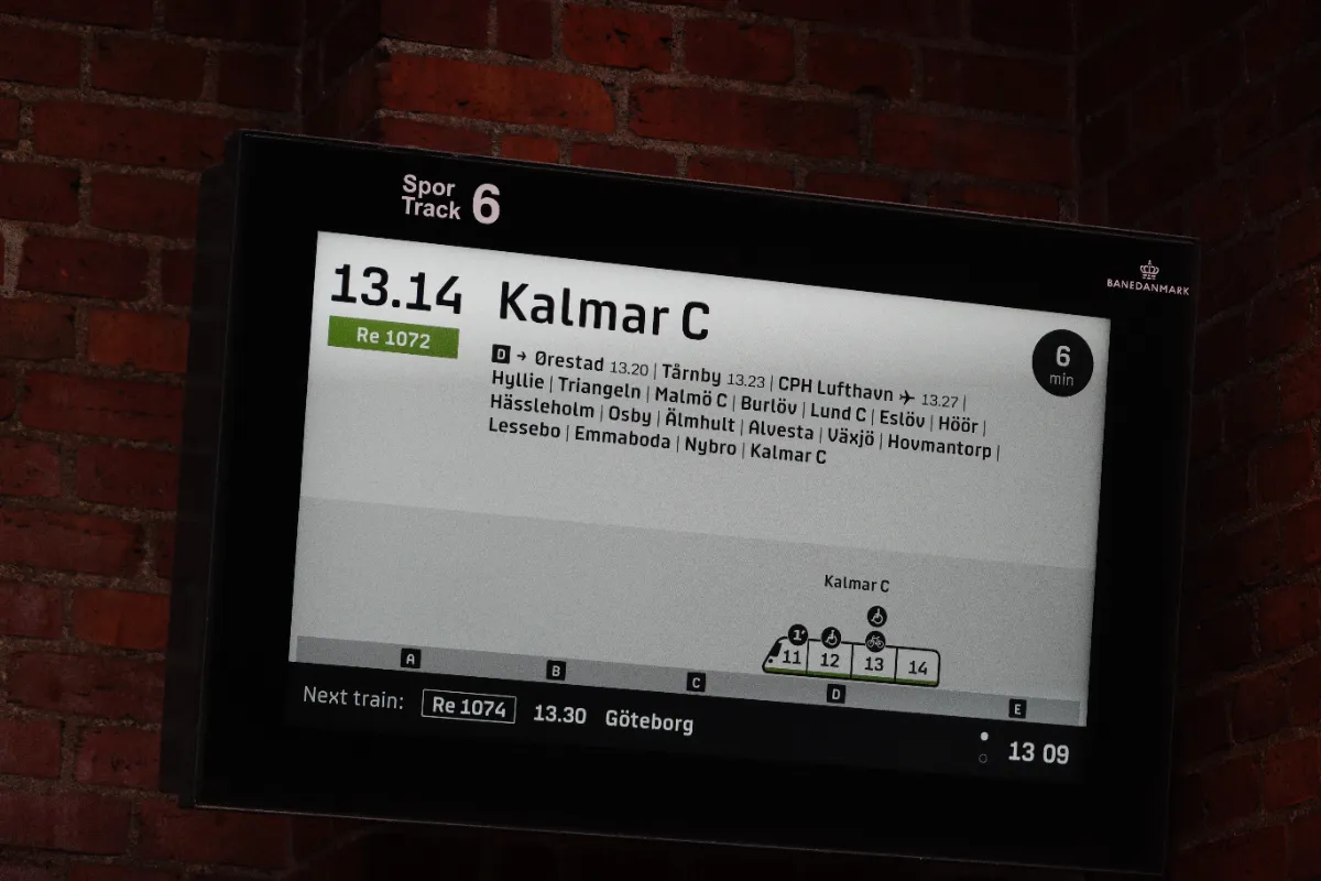 コペンハーゲン空港駅6番線ホーム電光掲示板「Spor Track 6」13:14 Kalmar C 行き Re 1072 経由駅一覧 2026年撮影