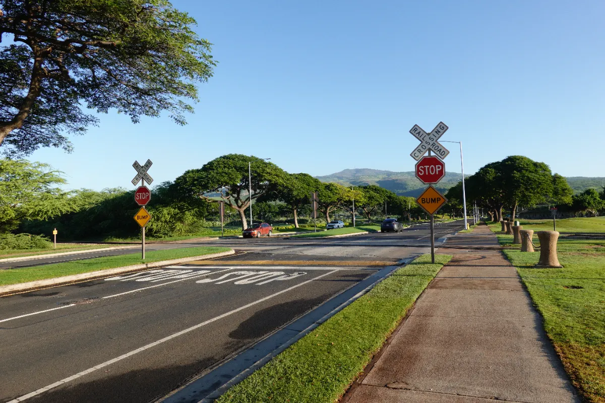 ハワイの踏切注意標識「RAILROAD STOP BUMP」2026年撮影