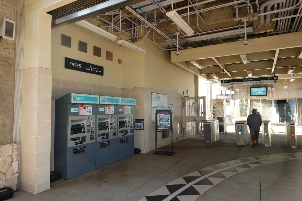 スカイライン改札口の料金案内「FARES Tap Card to Enter & Exit Station」2026年撮影