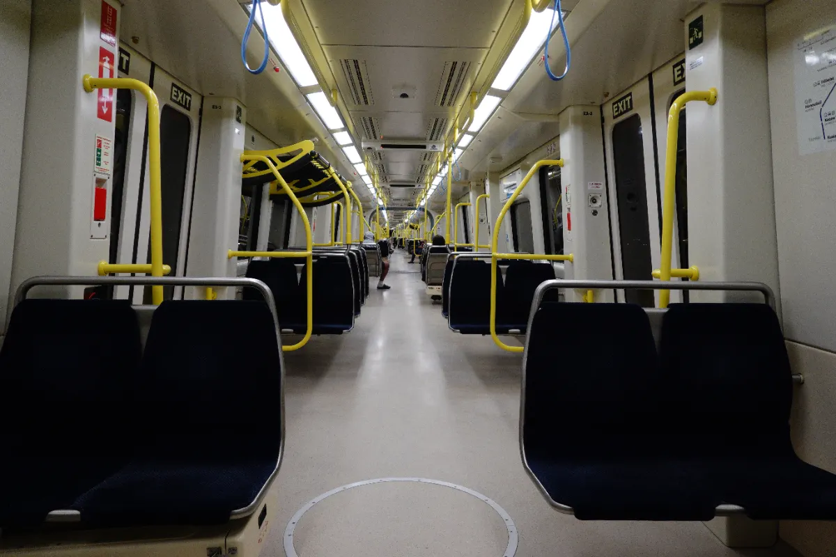 駅構内の出口案内「EXIT E3-1」「EXIT E3-2」2026年撮影