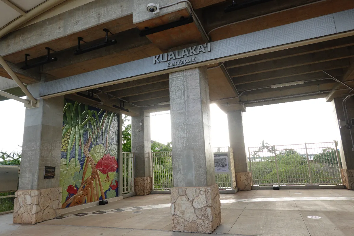 スカイライン終点クアラカイ駅の標識「KUALAKA East Kapolei」2026年撮影