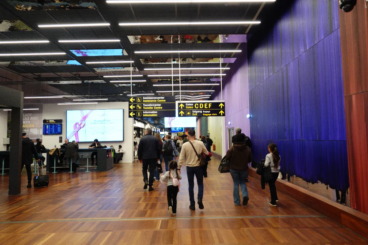 コペンハーゲン空港 ターミナル内コンコース（CDEFゲート方面）