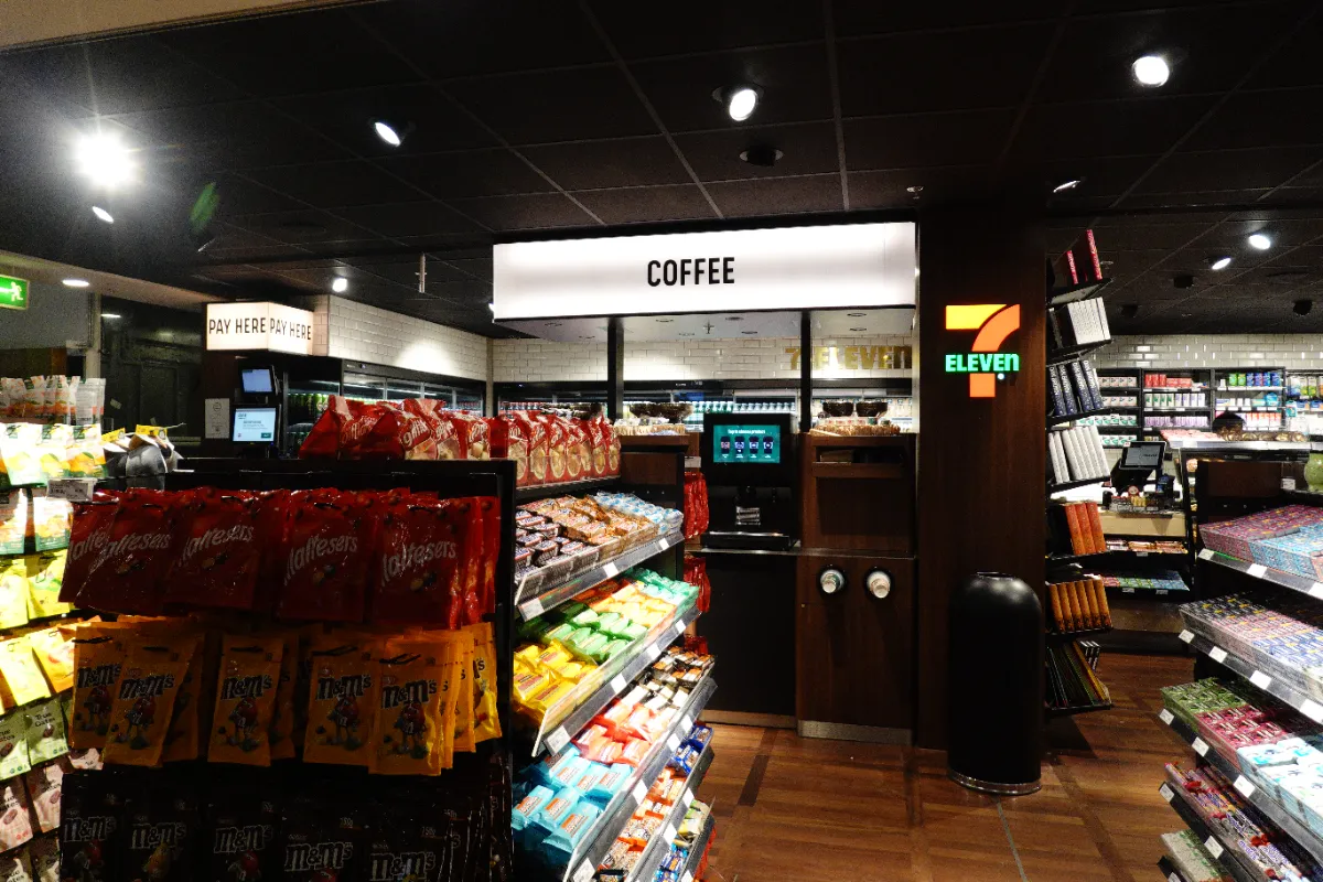 コペンハーゲン空港 7-Eleven店内（お菓子・コーヒーコーナー）
