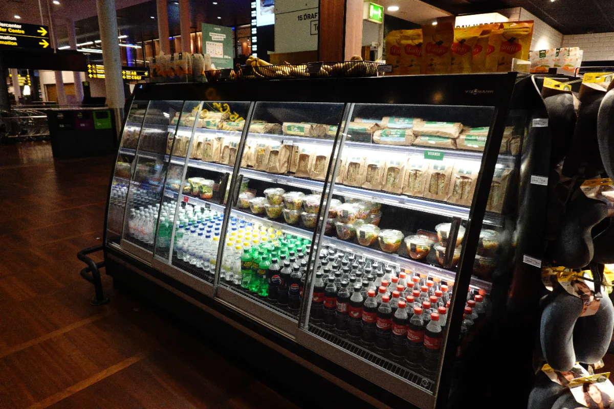 コペンハーゲン空港 7-Elevenの冷蔵ケース（サンドイッチ・ドリンク）